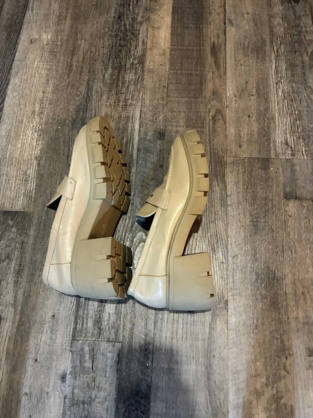 Y2K VTG Cushionaire Memory Foam Chunky Lug Cream Loafers 2 1/2” heel 9 Worn 1x